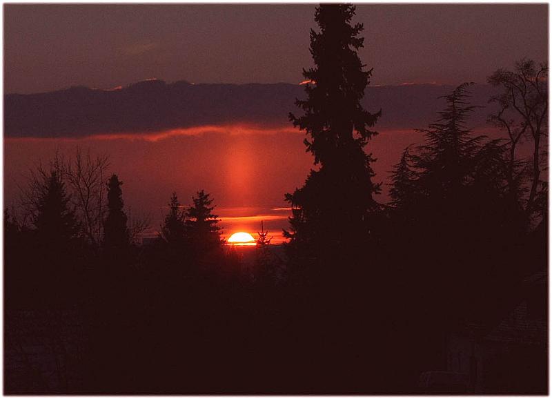 Eine Lichtsäule bei Sonnenuntergang